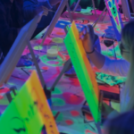 RESERVA-PINTAR-CON-VINO-BARCELONA actividad de pintar cuadros con pintura neon mientras disfrutan de un buen vinoen barcelona, Mataró