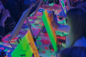 RESERVA-PINTAR-CON-VINO-BARCELONA actividad de pintar cuadros con pintura neon mientras disfrutan de un buen vinoen barcelona, Mataró