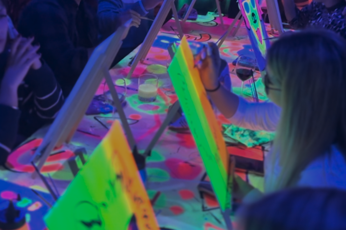 actividad de pintar cuadros con pintura neon mientras disfrutan de un buen vinoen barcelona, Mataró